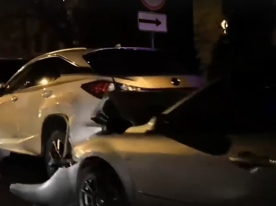 Виновник ДТП с люксовыми авто в Чите скрылся с места аварии