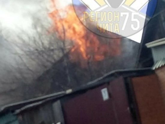 Крыша дома загорелась в районе Титовской сопки в Чите
