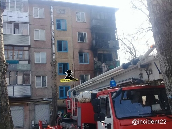 Три квартиры выгорели в барнаульской многоэтажке