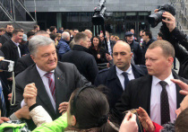 В воскресенье лидер Украины Петр Порошенко приехал на стадион «Олимпийский», чтобы провести дебаты с кандидатом в президенты Владимиром Зеленским