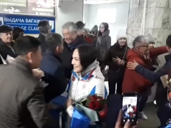 Чемпионку из Бурятии в аэропорту завалили цветами