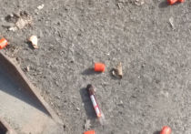 Кемеровчанка нашла возле мусорных контейнеров, расположенных около центра по борьбе со СПИДом, пробирки с кровью