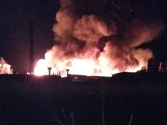 В Нелидово полностью ликвидировали пожар на деревообрабатывающем комбинате