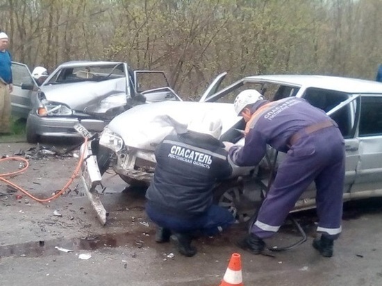 На трассе в Ростовской области столкнулись легковушки: пострадали трое