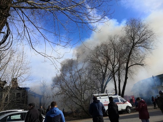 В Тверской области жители и МЧС спасали горящие дома от огня