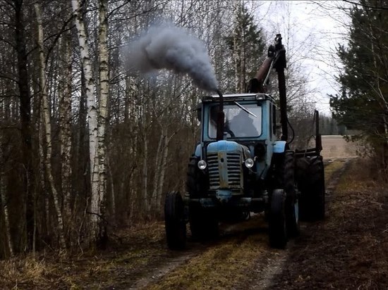 Пьяный мужчина угнал трактор с пилорамы в Тверской области