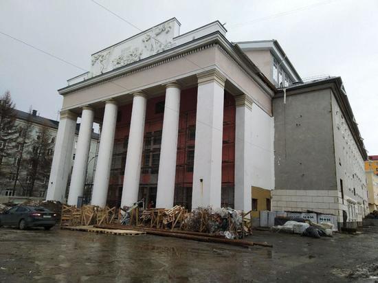 Андрей Чибис посетил ремонтируемый театр Драмы