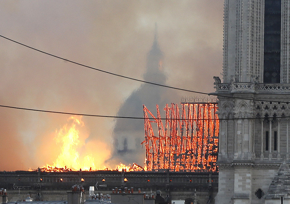 Пожар разрушил легендарный Нотр-Дам: фото трагедии