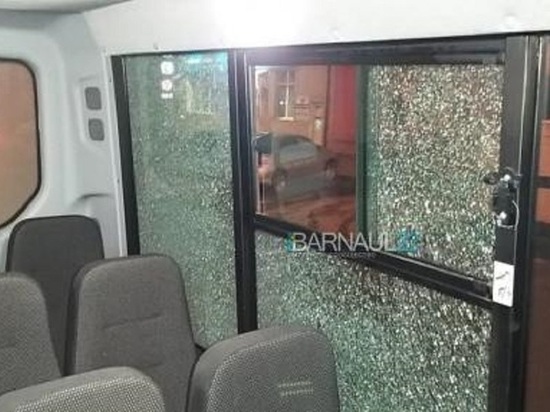 Несколько барнаульских автобусов обстреляли из пневматического оружия, когда в них находились пассажиры