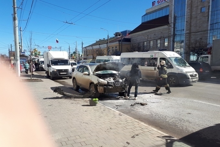 Загорелась машина в Перми на Ленина