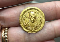 Византийскую золотую монету, возраст которой оценивается примерно в 1 600 лет, обнаружили старшеклассники из кибуца Ифат, расположенного в северной части Израиля