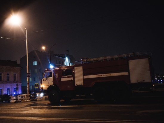  В Астрахани на ночном пожаре пострадала женщина