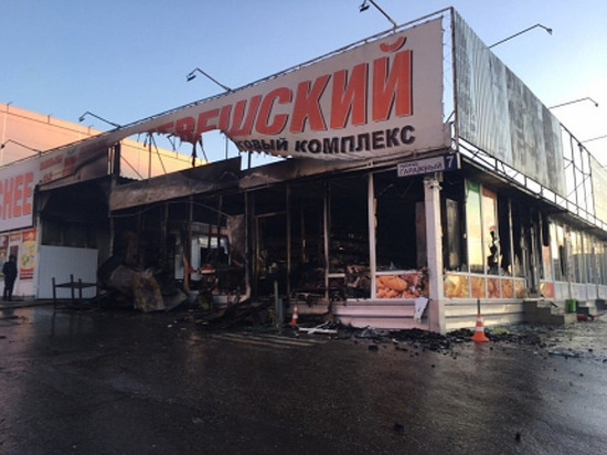 В Чебоксарах сгорели торговые павильоны на рынке «Хевешский»