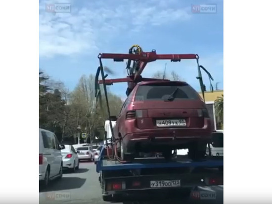 В Сочи эвакуатор увёз машину вместе с водителем