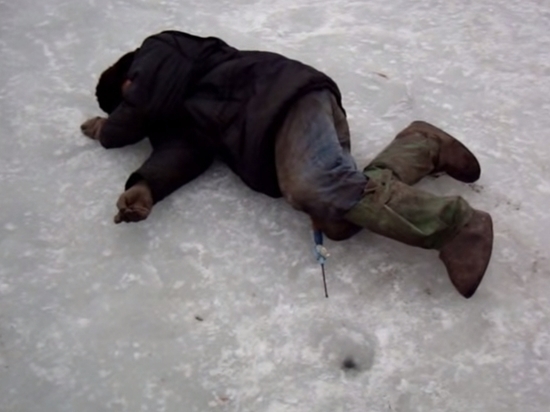 Пьяный рыбак заснул на льду Северной Двины