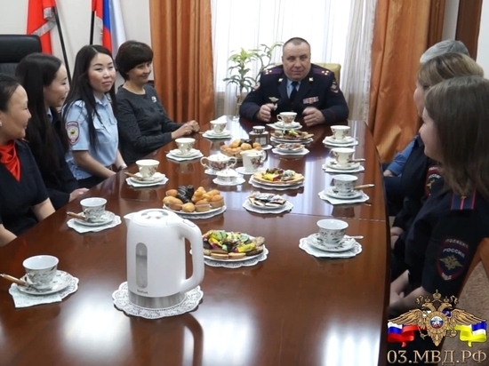 В Улан-Удэ молодые полицейские попили чай с плюшками