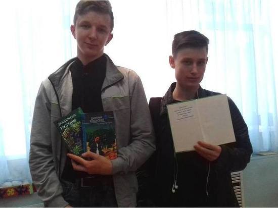В Югре подростки проводят акцию «Читай в пути»