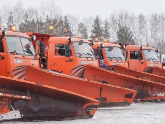 На дороги Новосибирской области вышли сотни снегоуборочных машин