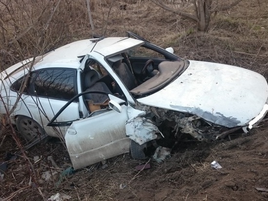 В Рязани пьяный водитель на иномарке влетел в столб: трое в больнице