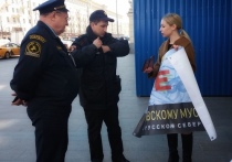 «Сегодня вместе с супругой провели одиночные пикеты у здания правительства Москвы (1 км от Кремля) в поддержку бессрочного протеста в Архангельске, – написал в гуппе «Поморье – не помойка» её подписчик