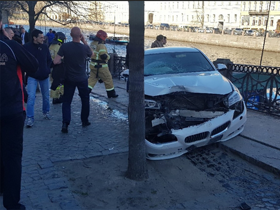 На Невском проспекте BMW врезалась в толпу пешеходов