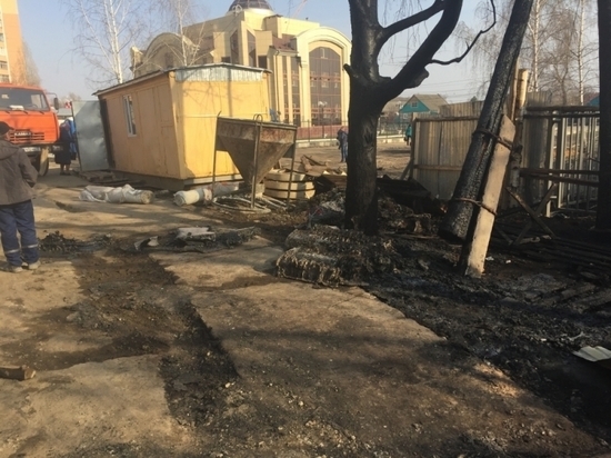 У строящейся поликлиники в Саранске загорелся утеплитель