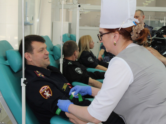 В Курске росгвардейцы сдали 15 литров крови