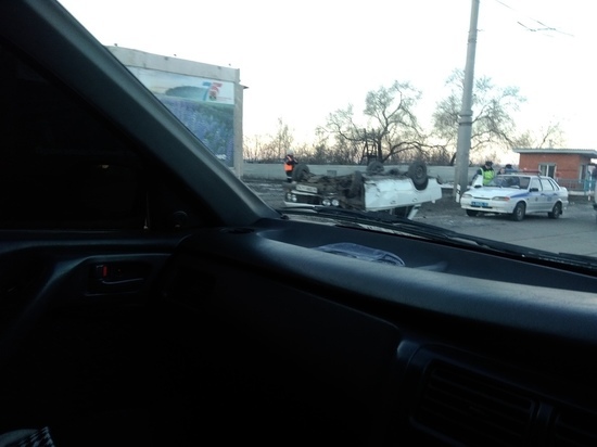 В Ленинске-Кузнецком отечественная легковушка в ходе ДТП встала на крышу