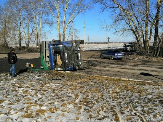 В Кузбассе на выезде из населённого пункта перевернулся грузовик