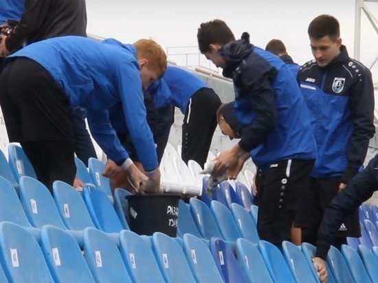 Футболисты "Шинника" провели  субботник на обновленном стадионе