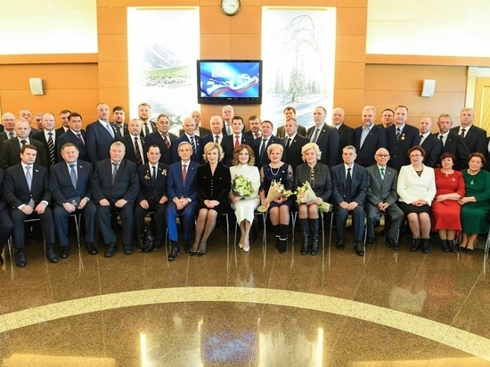 Глава ЯНАО поздравил депутатов с 25-летием окружного парламента