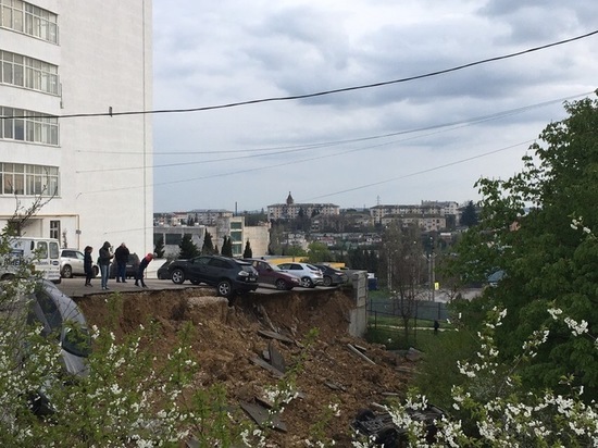 Обвал парковки в Севастополе повредил шесть автомобилей