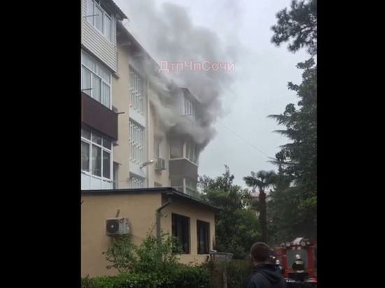 В Сочи из-за пожара пришлось эвакуировать жильцов дома на Цветном бульваре