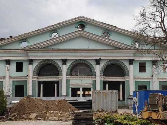 В Сальске снесли старое здание железнодорожной станции