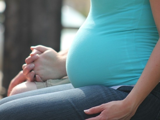 Беременные женщины смогут посещать врачей в поликлиниках без очереди