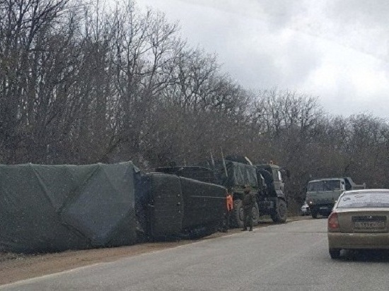 «Урал» пал: в Крыму на трассе перевернулся военный грузовик