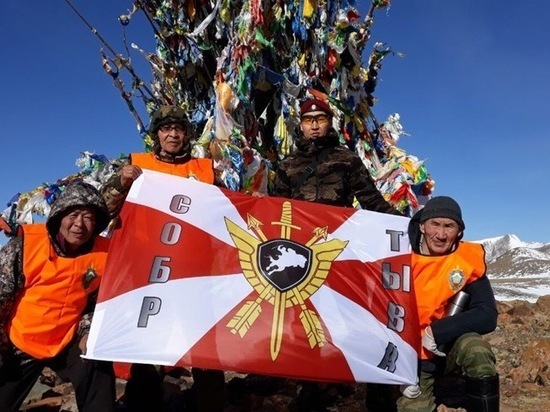 Ветераны тувинского СОБРа совершили восхождение на гору Уш-Монгулек