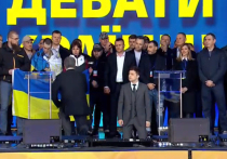 Кандидат в президенты Украины Владимир Зеленский встал на колени на сцене стадиона «Олимпийский», где проходят его дебаты с Петром Порошенко