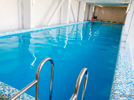 В Новокузнецке ребенок едва не погиб во время первого занятия по плаванию в бассейне