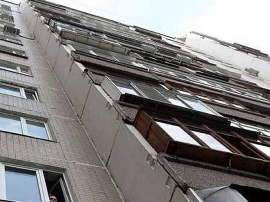 Житель Оренбурга выпал с балкона