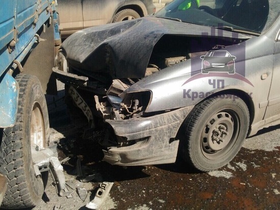 Водителя иномарки увезли в реанимацию после серьезной аварии на Калинина