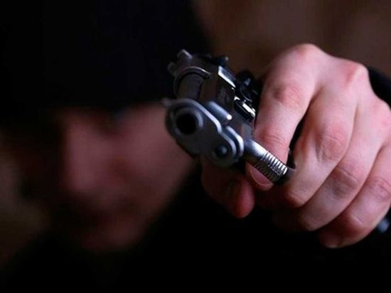 В нотариальной конторе Оренбурга мужчина угрожал сотруднику пистолетом