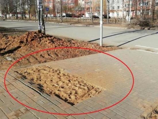 В Кирове у Дворца пионеров украли брусчатку из центра тротуара