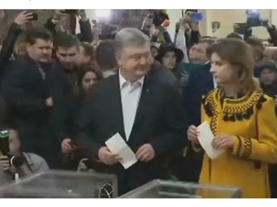 Порошенко пришел из храма и проголосовал на выборах президента Украины Порошенко пришел из храма и проголосовал на выборах президента Украины