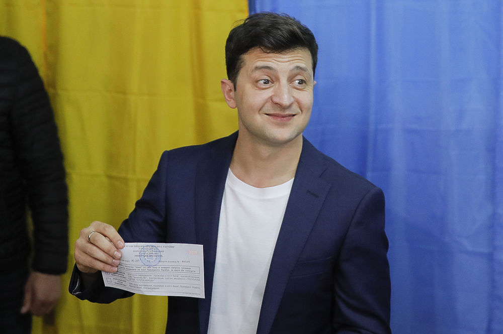 Зеленский и Порошенко проголосовали: кадры "президентского" шоу на выборах