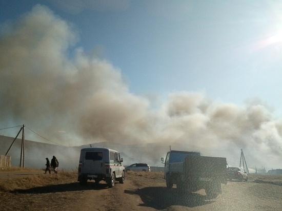 Пожар на свалке второй день тушат в селе под Читой