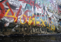 Стена Цоя на Арбате — сама по себе памятник хулиганству, русскому року и нарушению правил