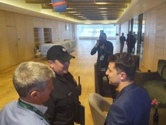 Зеленский объяснил полицейскому, зачем показал бюллетень