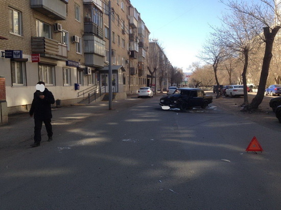 В центре Оренбурга столкнулись два автомобиля