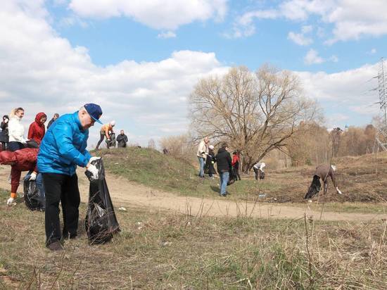 Аппарат Думы Калуги очистил от мусора берег Яченского водохранилища